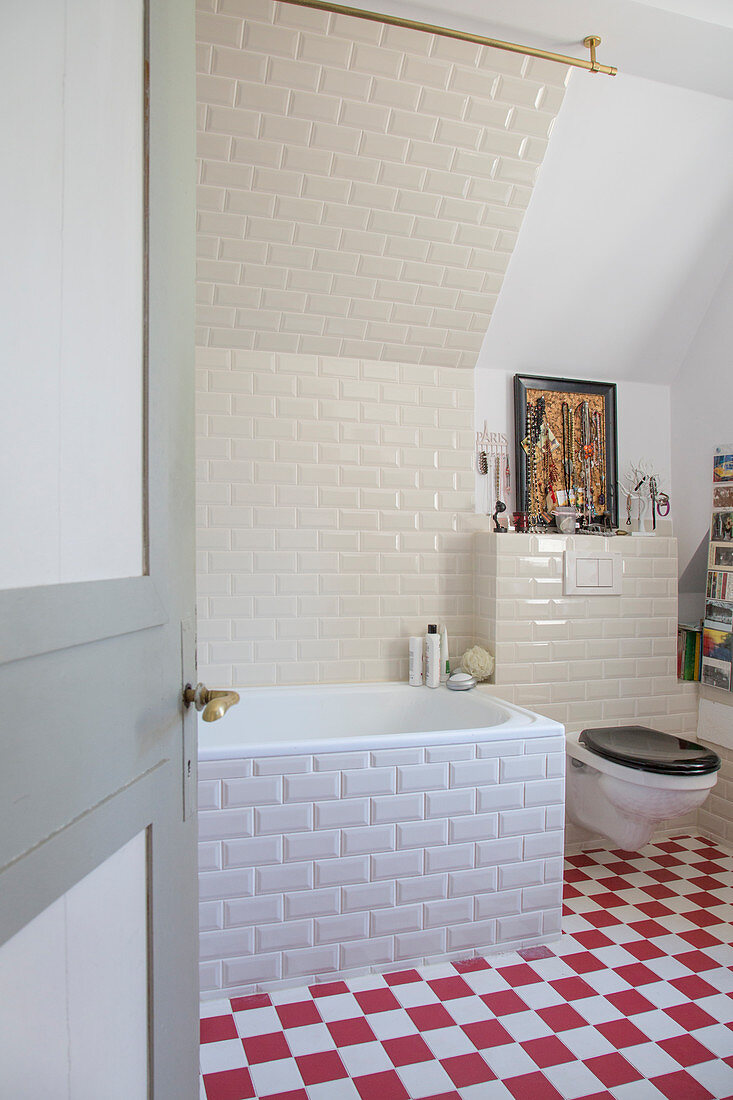 Classic bathroom with subway tiles and red-and-white chequered floor