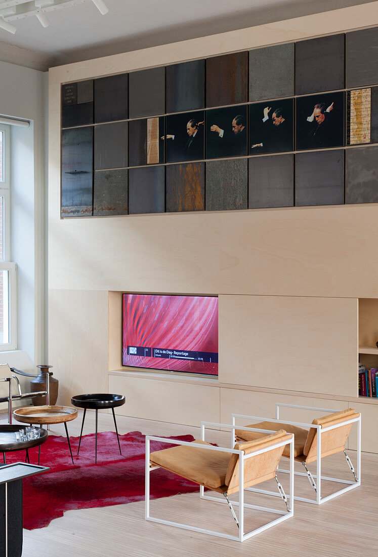 Wohnzimmerwand mit integrierter Kunstwerk in Loft-Wohnung