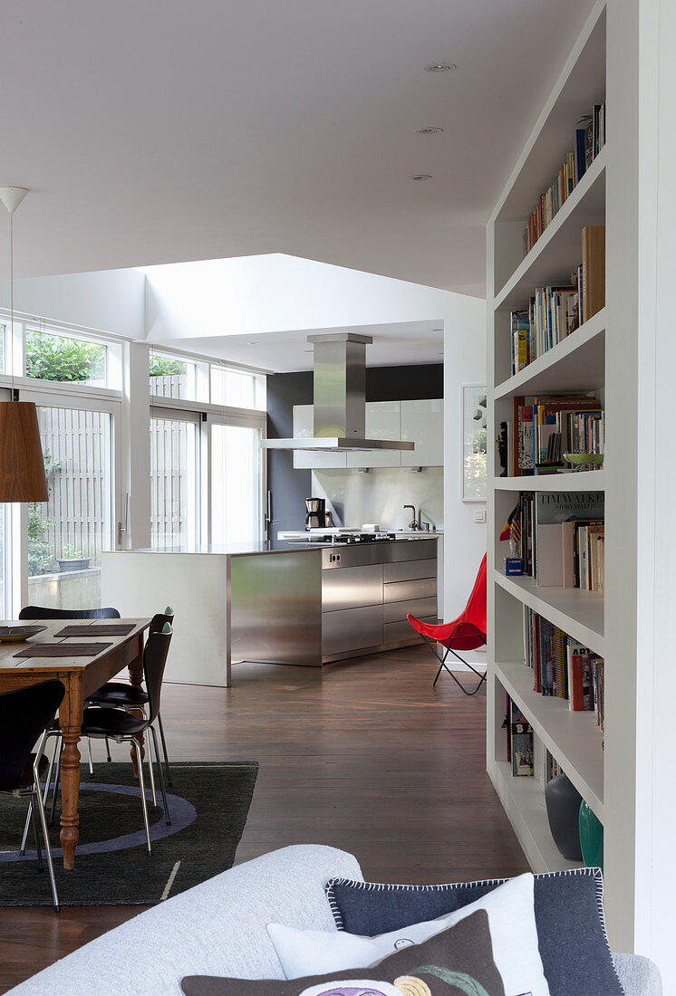Offene Wohnraum mit Bücherwand, Essbereich und Küche