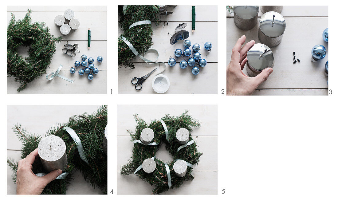 Adventskranz mit silbernen Kerzen und blauen Weihnachtskugeln dekorieren