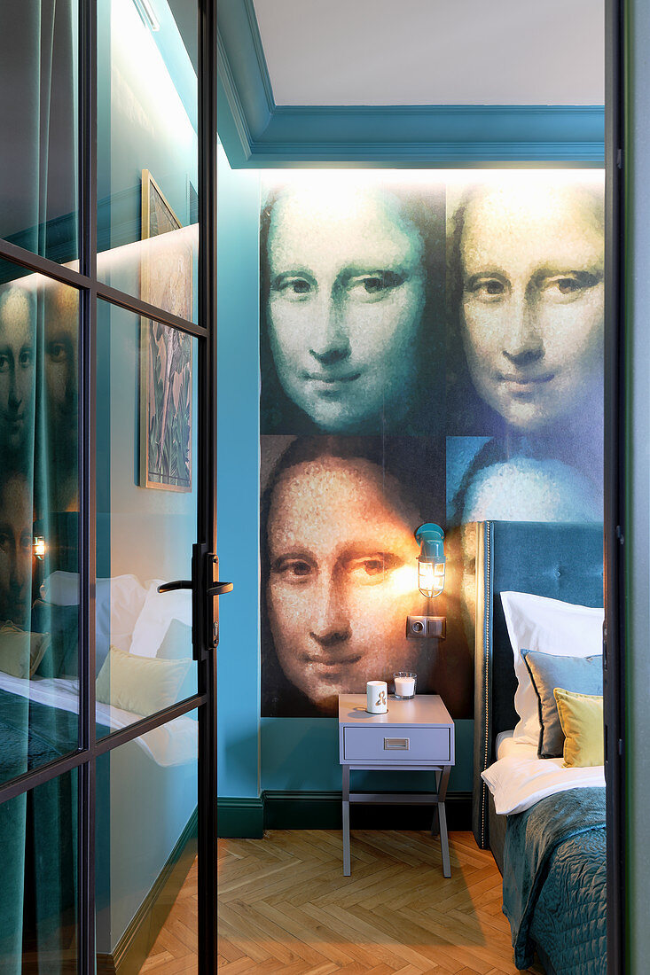 Blick ins Schlafzimmer mit Mona Lisa als Tapete hinterm Bett