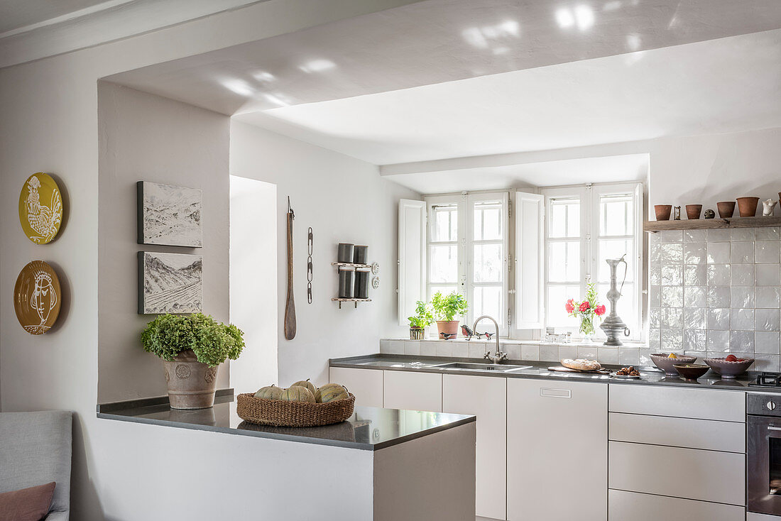 Moderne weiße Küche mit Lichteinfall