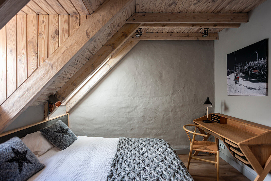 Gästezimmer im skandinavischen Stil mit Doppelbett und Schreibtisch