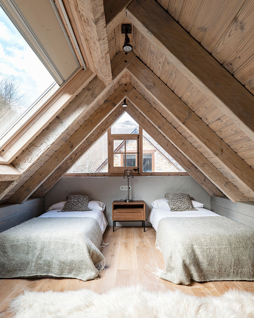 Zweibettzimmer mit Holzverkleidung und großem Fenster
