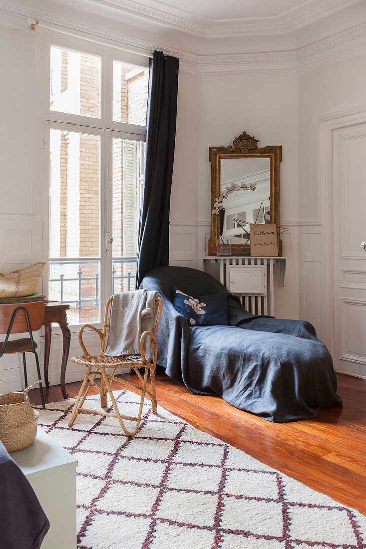 Tagesbett mit blauer Decke im Schlafzimmer