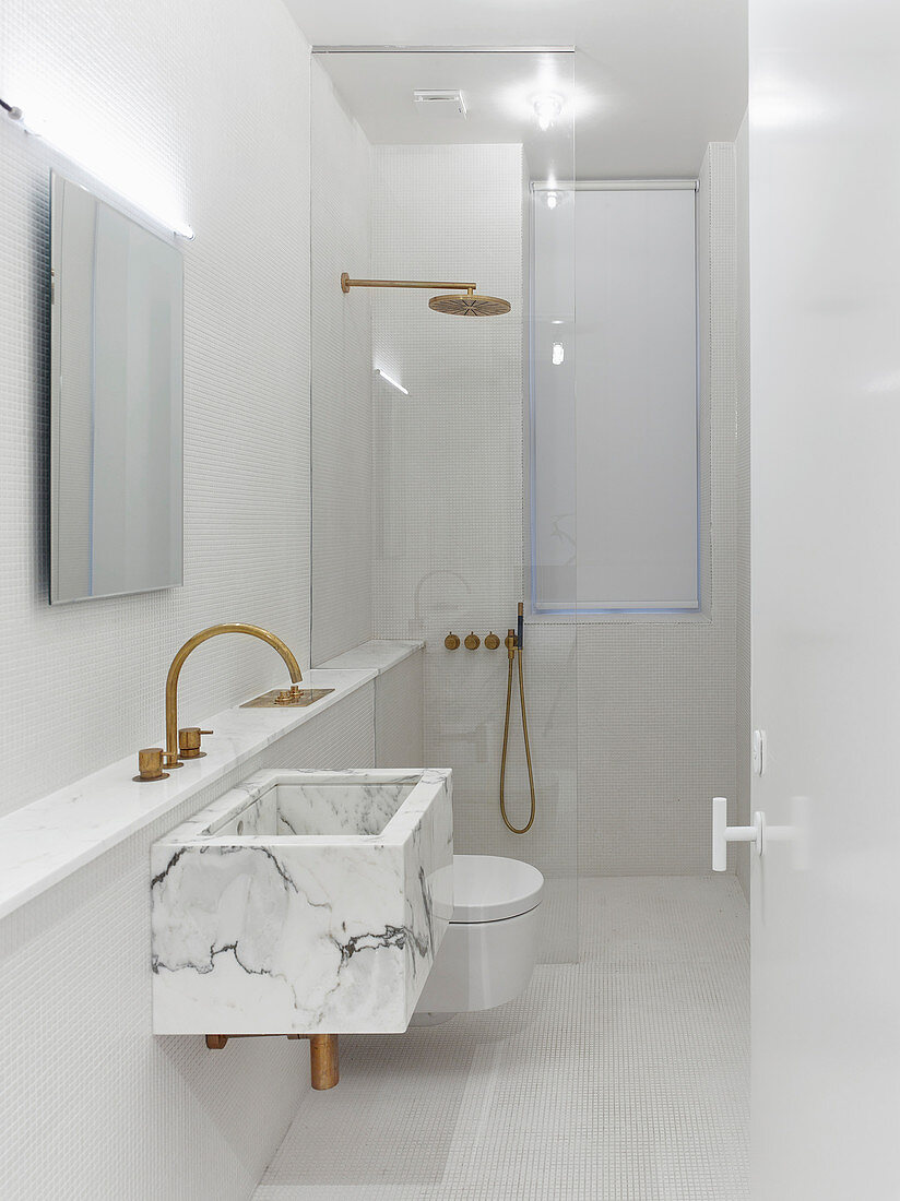 Modernes, minimalistisches Bad in Weiß mit Marmorwaschbecken und ebenerdiger Dusche