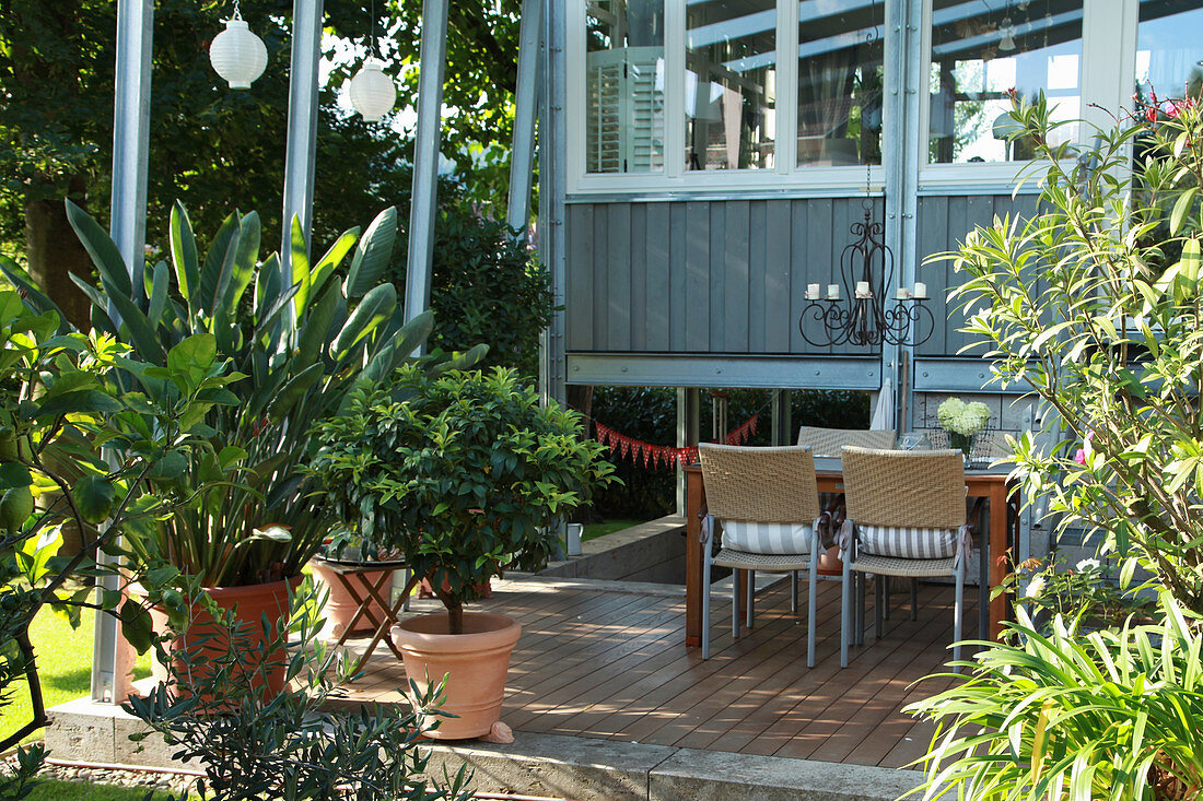 Terrasse mit Sitzgruppe und Kübelpflanzen