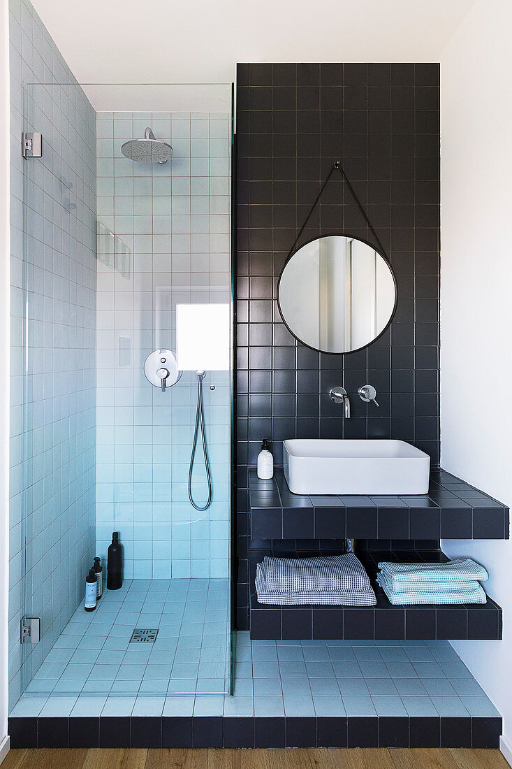 Kleines Badezimmer mit schmaler Dusche und schwarzen Fliesen