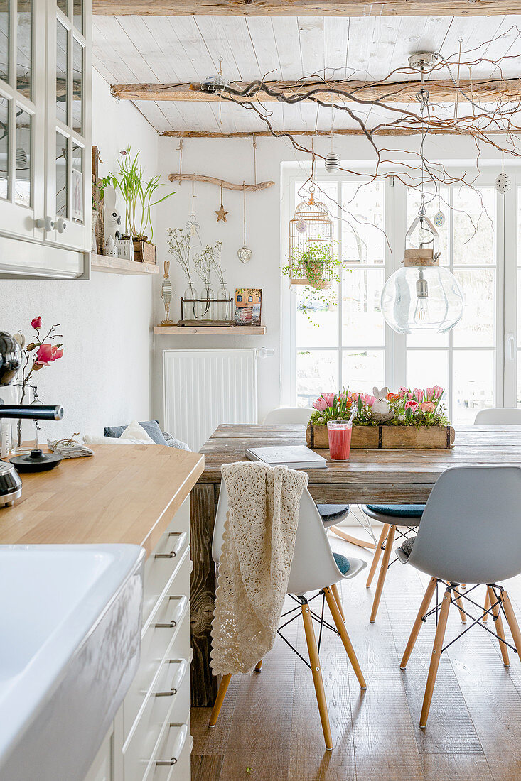 Offener Wohnraum mit Esstisch und Küche im modernen Landhausstil