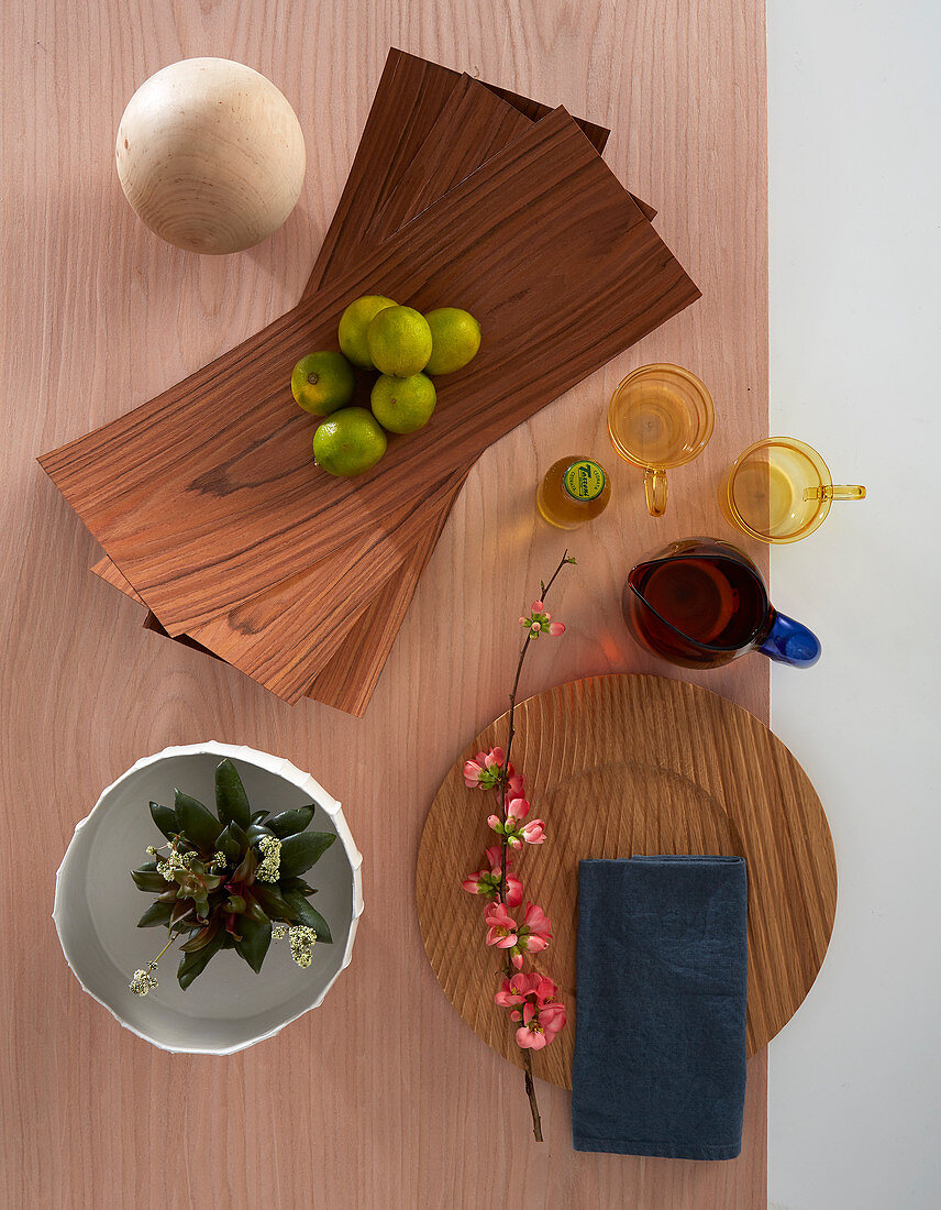 Schale aus Furnierholz auf dem Tisch mit Geschirr und Deko