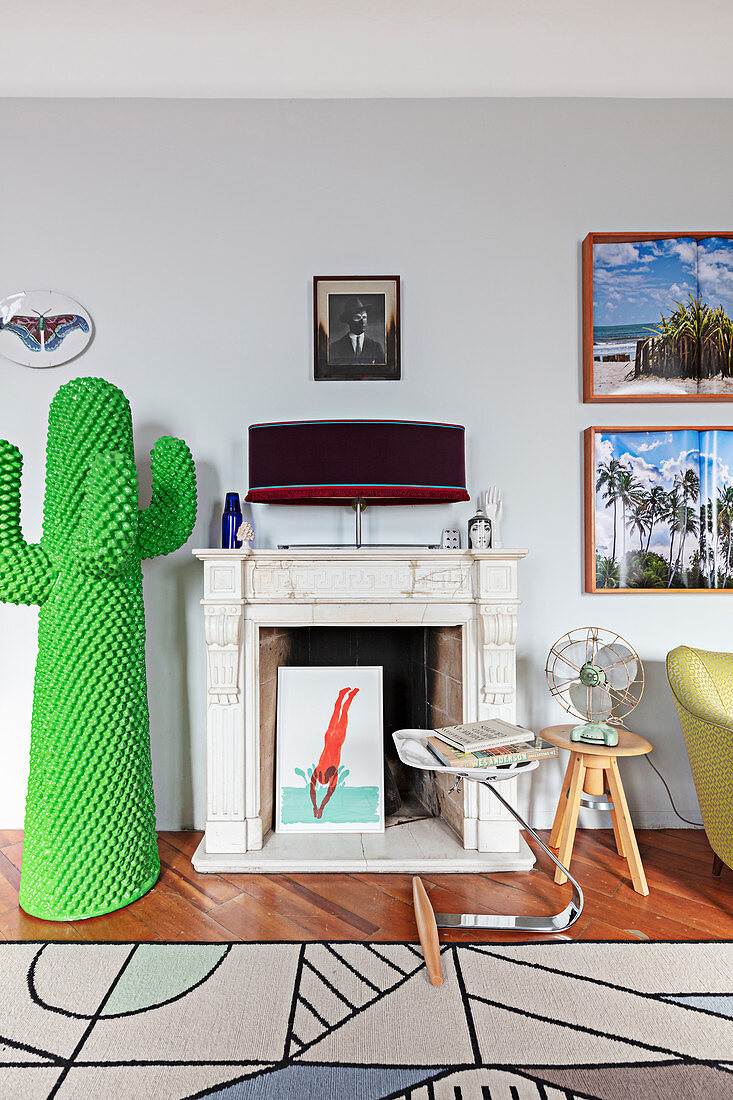 Kaktus-Garderobe neben antiker Kaminkonsole im Wohnzimmer
