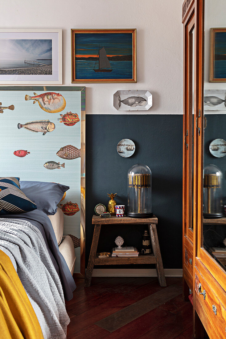 Maritime Deko im Schlafzimmer mit halbhoch blau gestrichener Wand