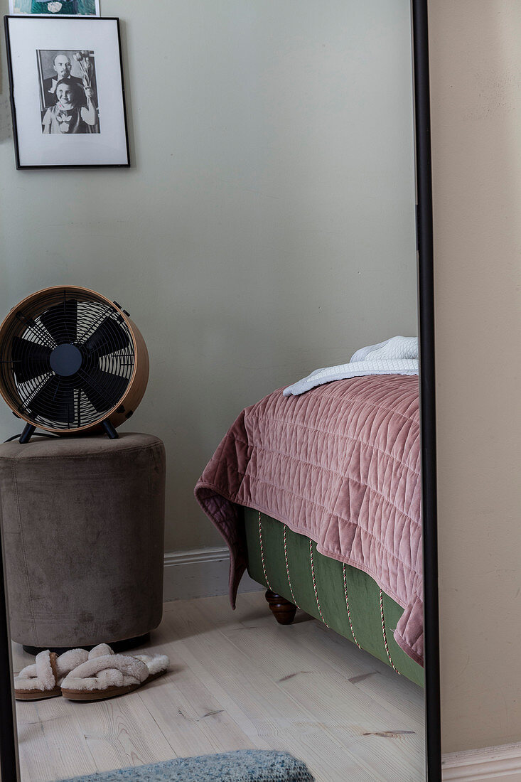 Blick ins Schlafzimmer mit Ventilator