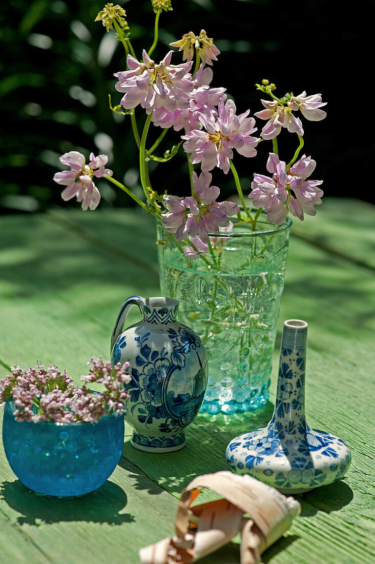 Blüten der Kronwicke in Glasvase
