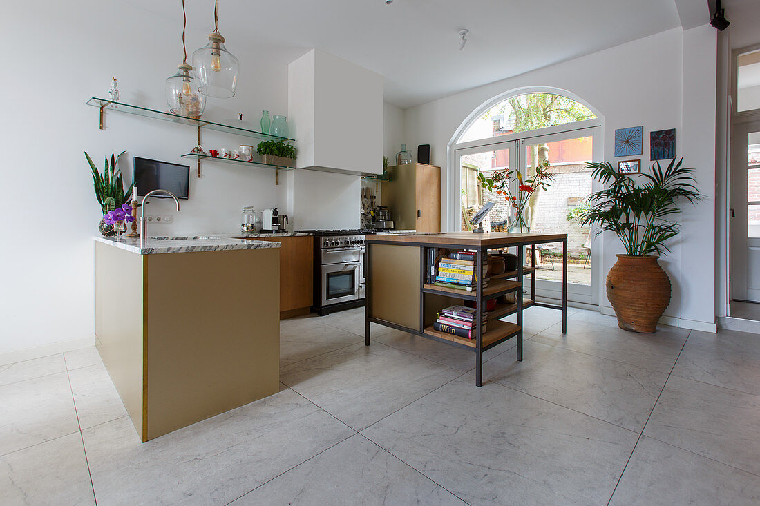 Kücheninsel in offener Küche mit großformatigen Bodenfliesen