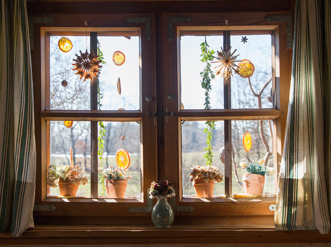 Duftende Fenstergirlande aus Orangenscheiben und Weihnachtsgewürzen