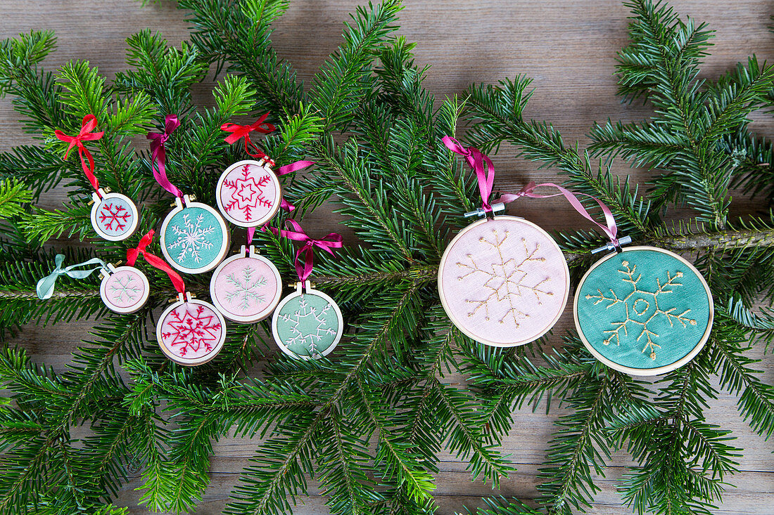 Christmas-tree decorations: embroidered snowflakes in embroidery frames