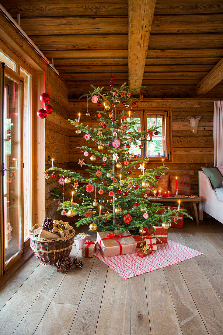 Weihnachtsbaum mit kleinen Stickrahmen und Geschenken