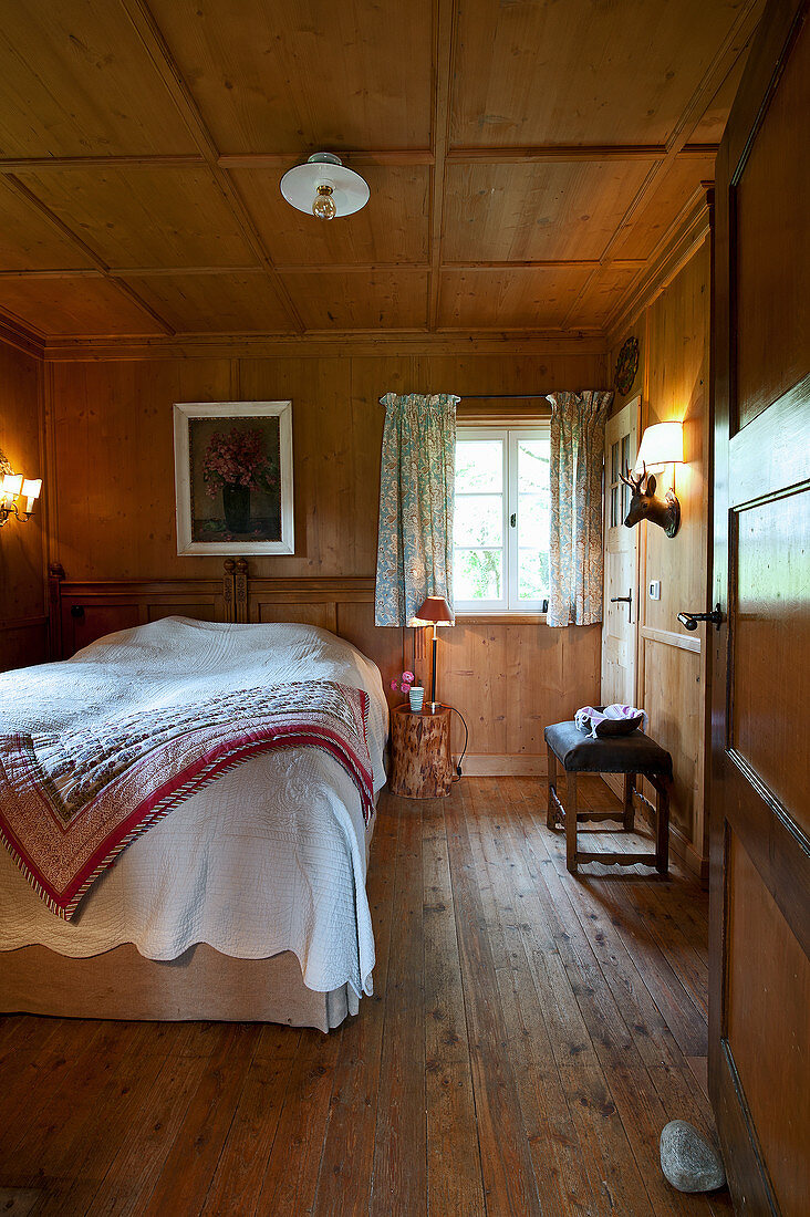 Schlafzimmer im Landhausstil mit Wandverkleidung und Kassettendecke