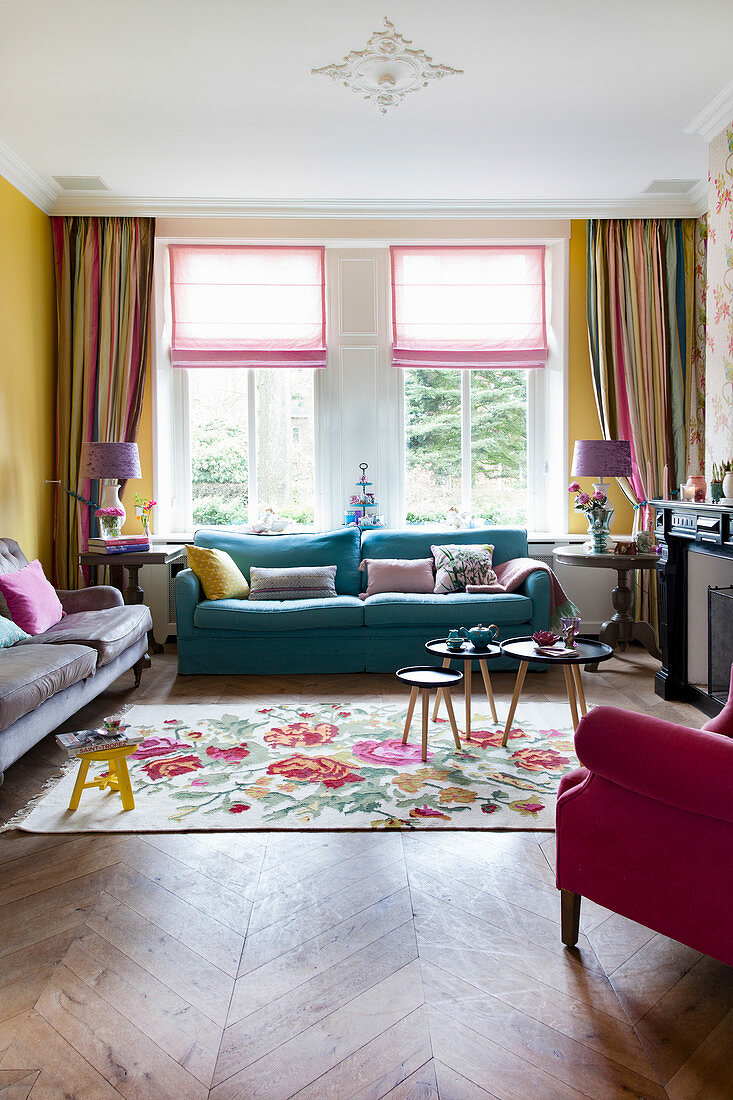 Gemütliche Sofas und Blumenteppich im Wohnzimmer