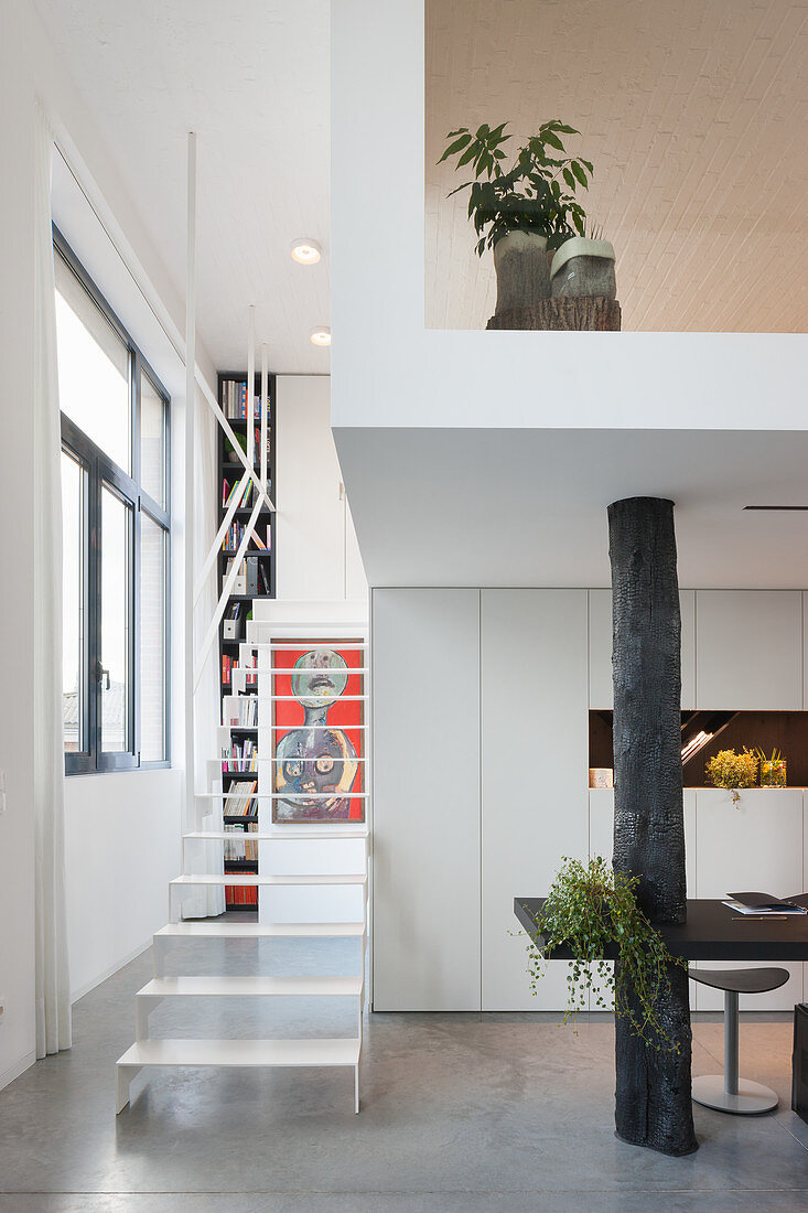 Filigrane Metalltreppe im offenen Wohnraum mit moderner Architektur