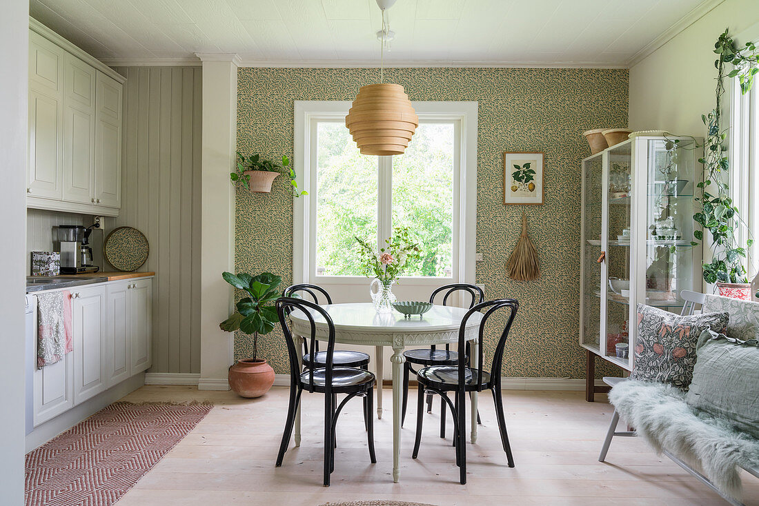 Runder Tisch mit Stühlen in Wohnküche mit Tapete