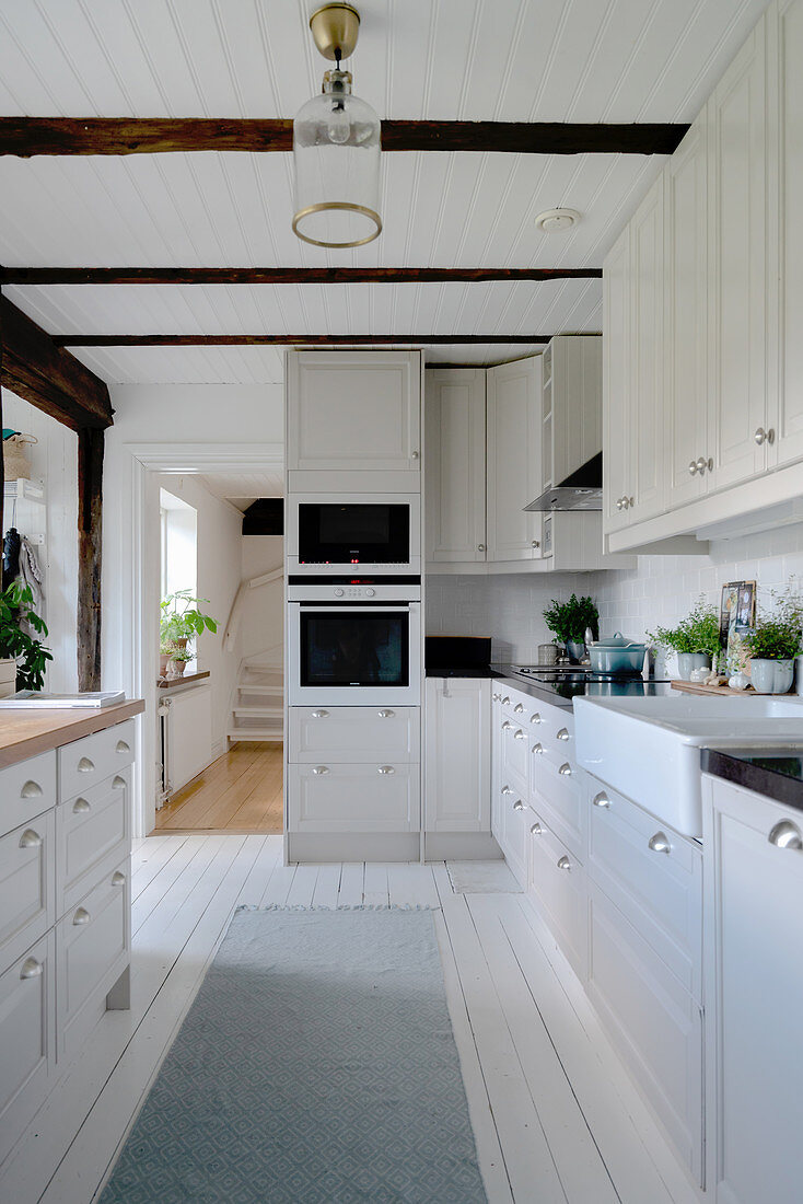 Weiße Küche in skandinavischem Stil