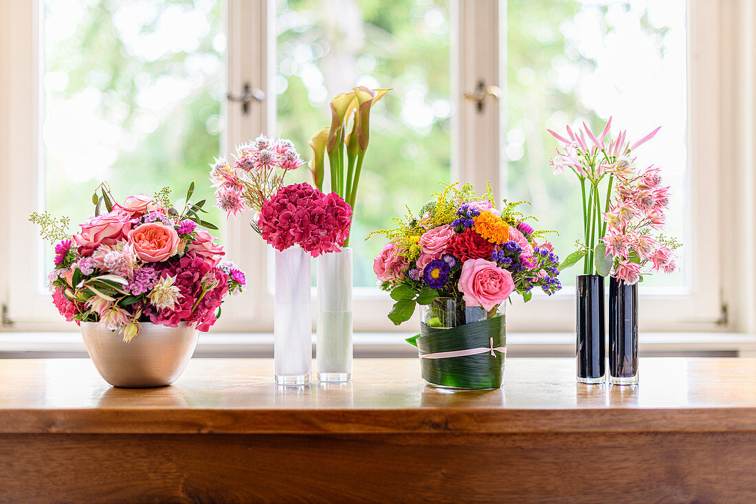 Verschiedene Blumengestecke als Tischdeko