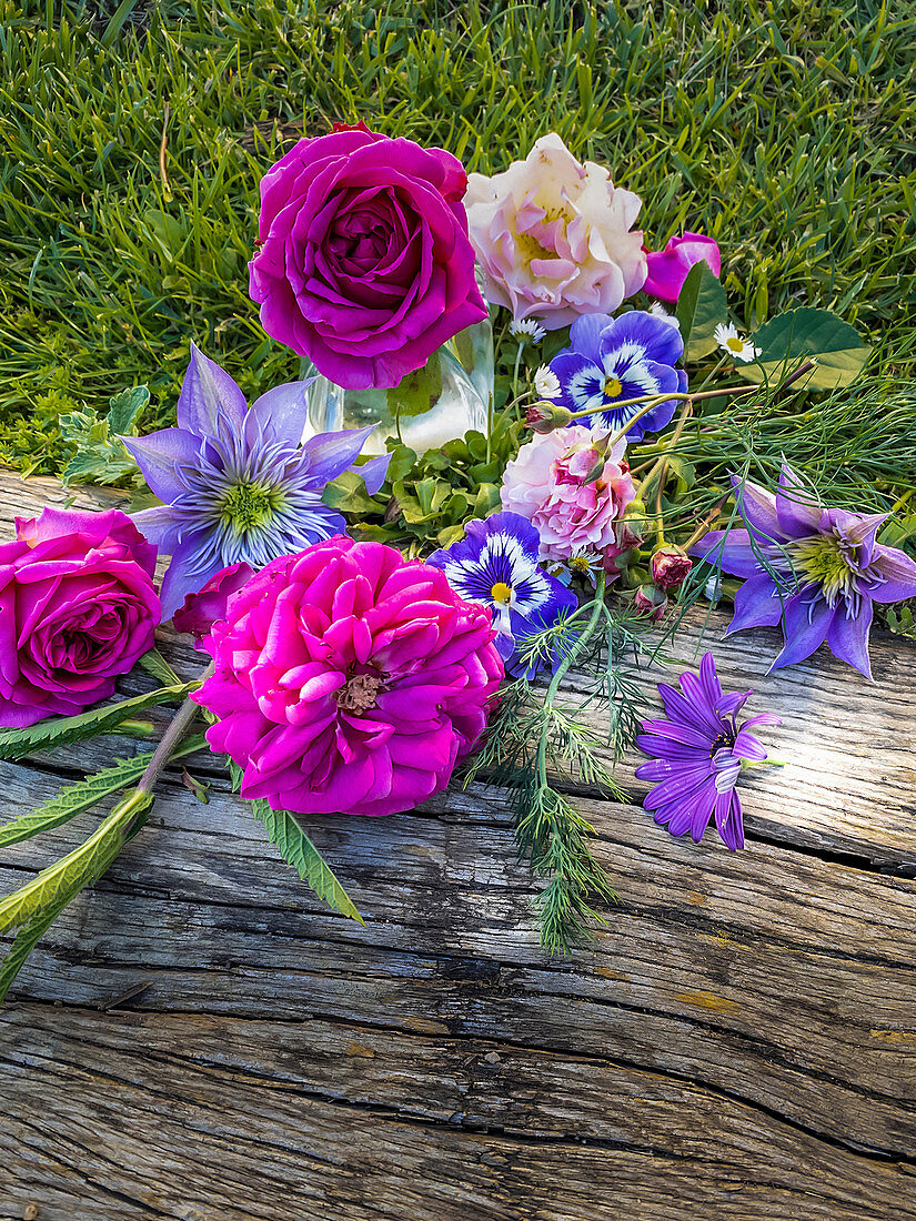 Rosenblüten, Clematis und Stiefmütterchen