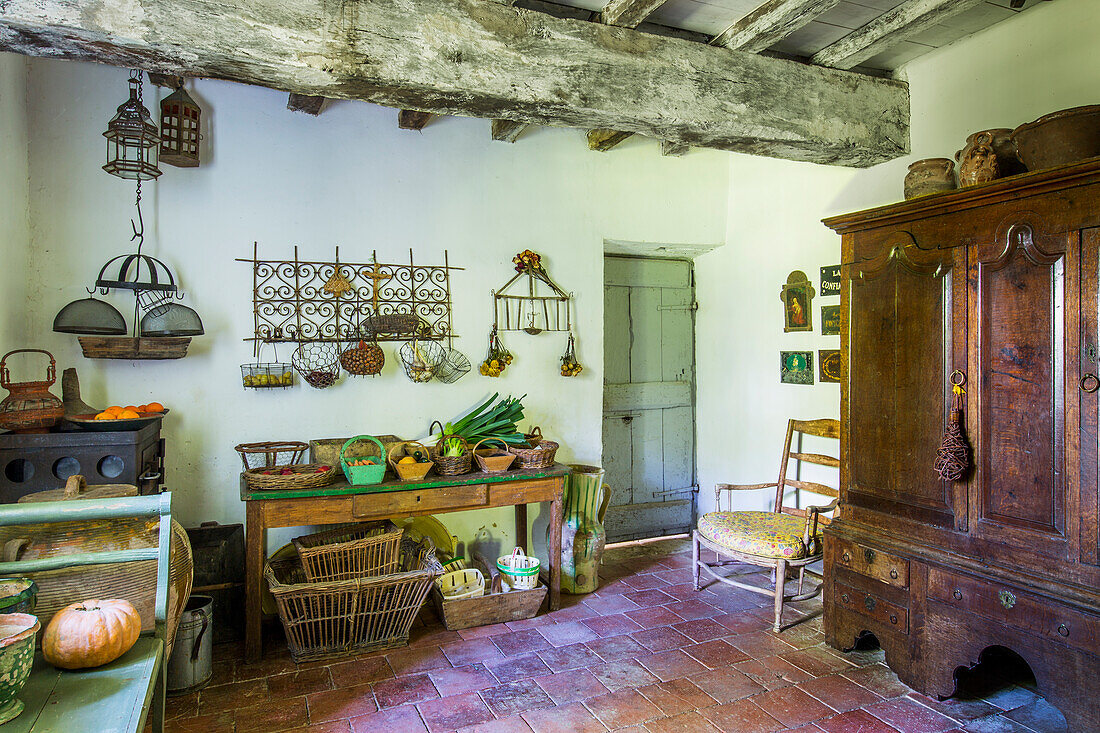 Antiker Holzschrank, Regale und Tisch im Vorratsraum