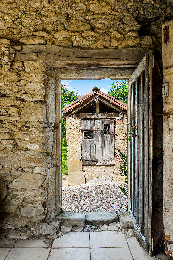 Französisches Landhaus aus Natursteinen mit Holztür