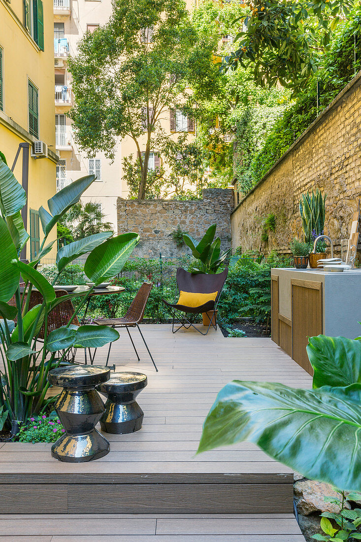 Blick auf Outdoor-Küche auf der Terrasse