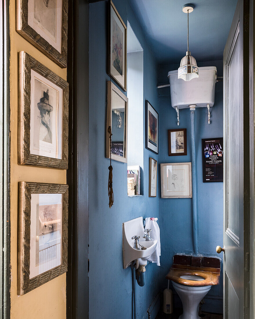 Gerahmte Kunstwerke im blauen Waschraum