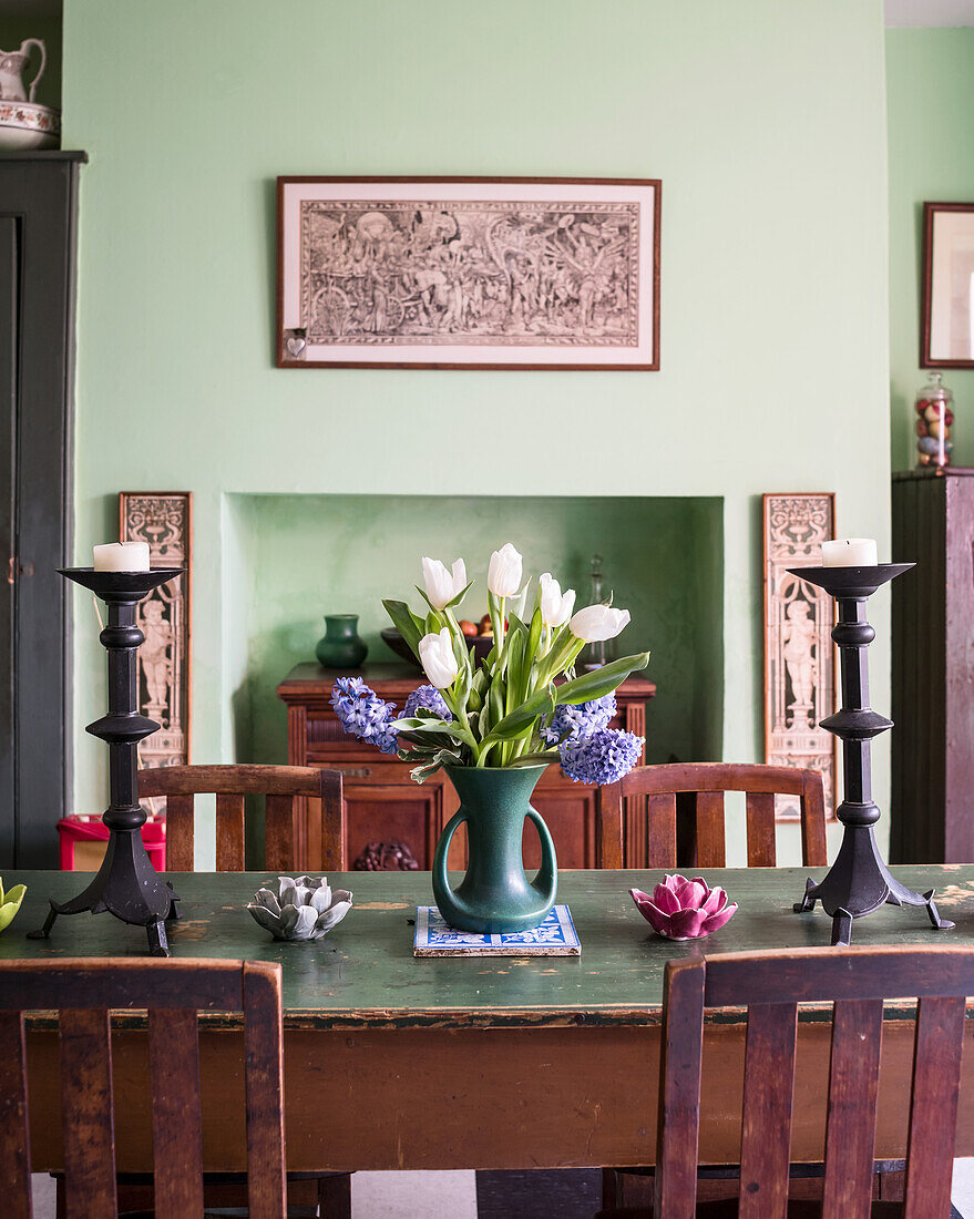 Tulpen und Kerzenständer auf Esstisch mit Eichenstühlen