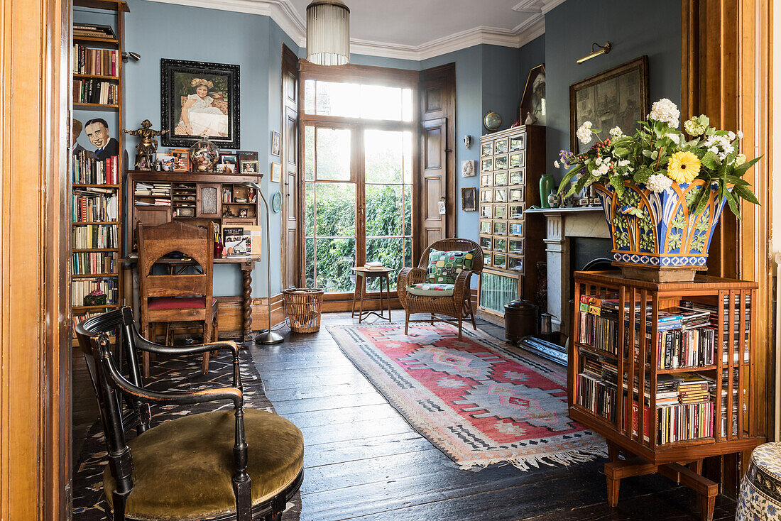 Drehbares Bücherregal im Stil von Arts and Crafts im Salon eines viktorianischen Hauses