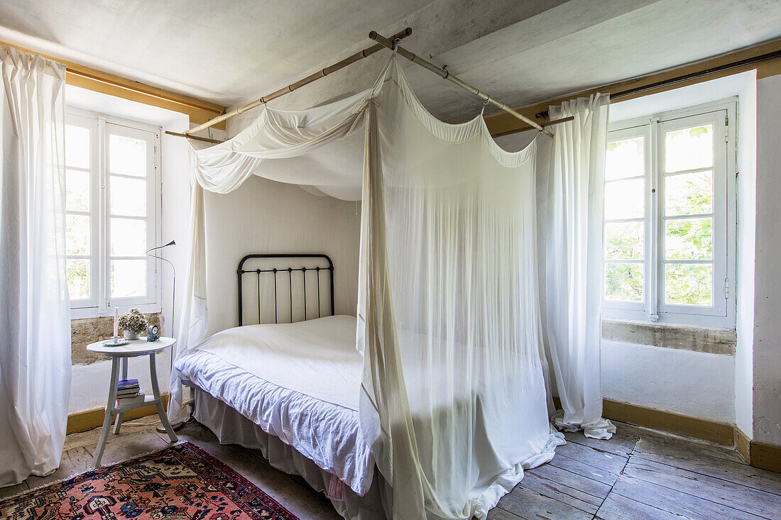 Bett mit Vorhang im Schlafzimmer mit … – Bild kaufen – 13287748