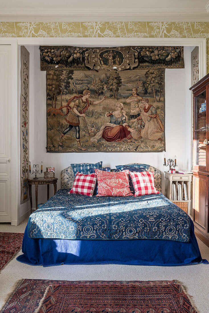 Mit Indigo gefärbte Decke auf Doppelbett, darüber Aubusson-Wandteppich im Schlafzimmer