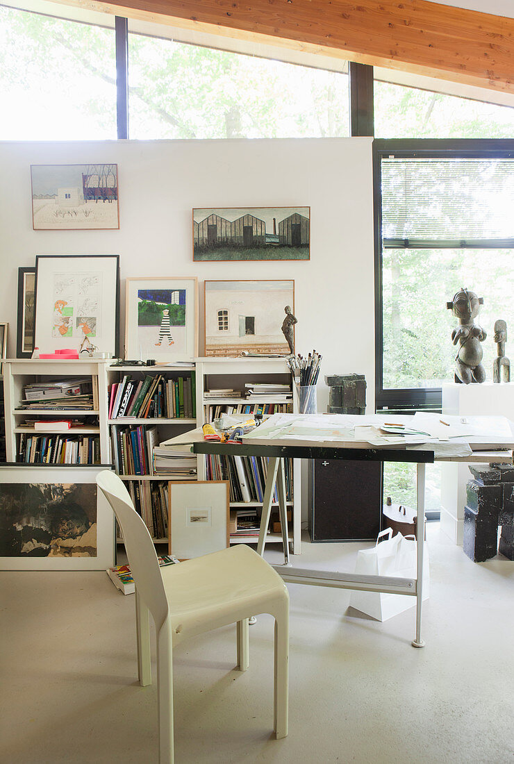 Stuhl und Schreibtisch im Atelier mit Fensterfront im Künstlerhaus