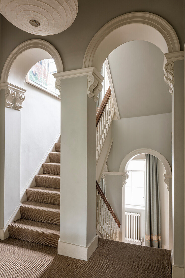 Elegante, viktorianische Rundbögen im Treppenhaus