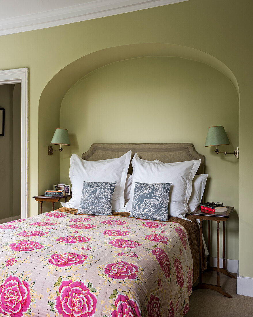 Tagesdecke mit Blumenmuster auf Bett im viktorianischem Schlafzimmer