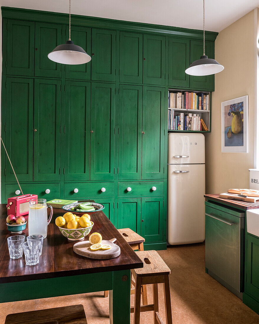 Limonade auf Tisch in Küche mit grünem Holz-Einbauschrank