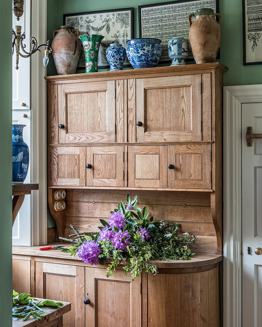 Bund Rhododendren auf dem Küchenbuffet aus Naturholz