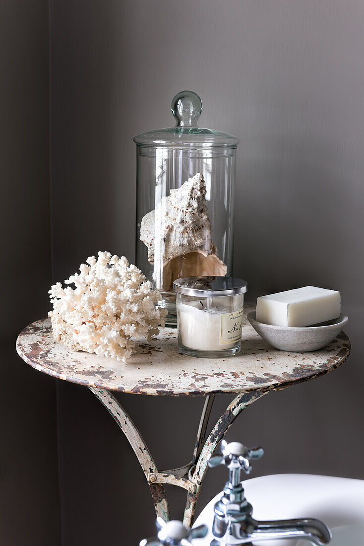 Muschel und Koralle mit duftender Seife und Kerze auf Vintage Tisch