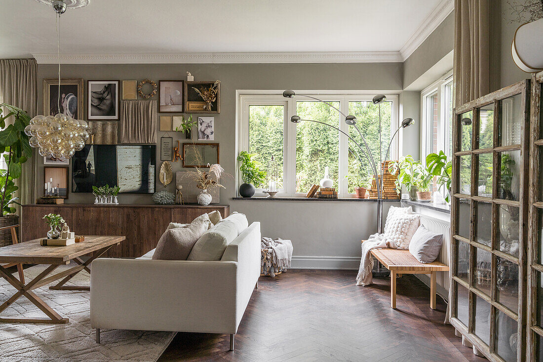 Wohnzimmer in Naturfarben mit Holzelementen