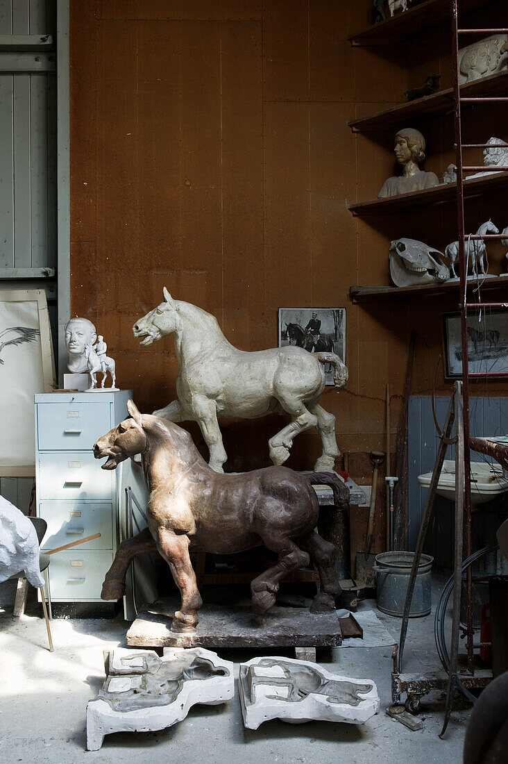 Pferdestatuen und Büsten im Atelier