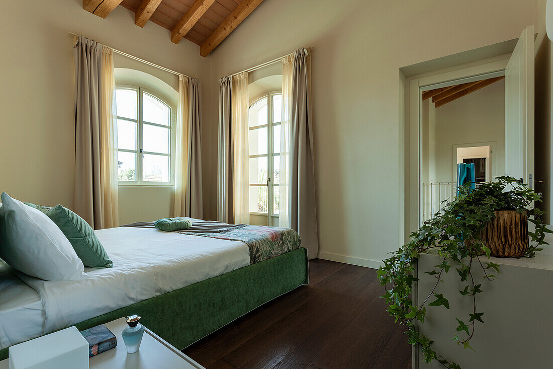 Schlafzimmer mit Doppelbett in renoviertem Altbau