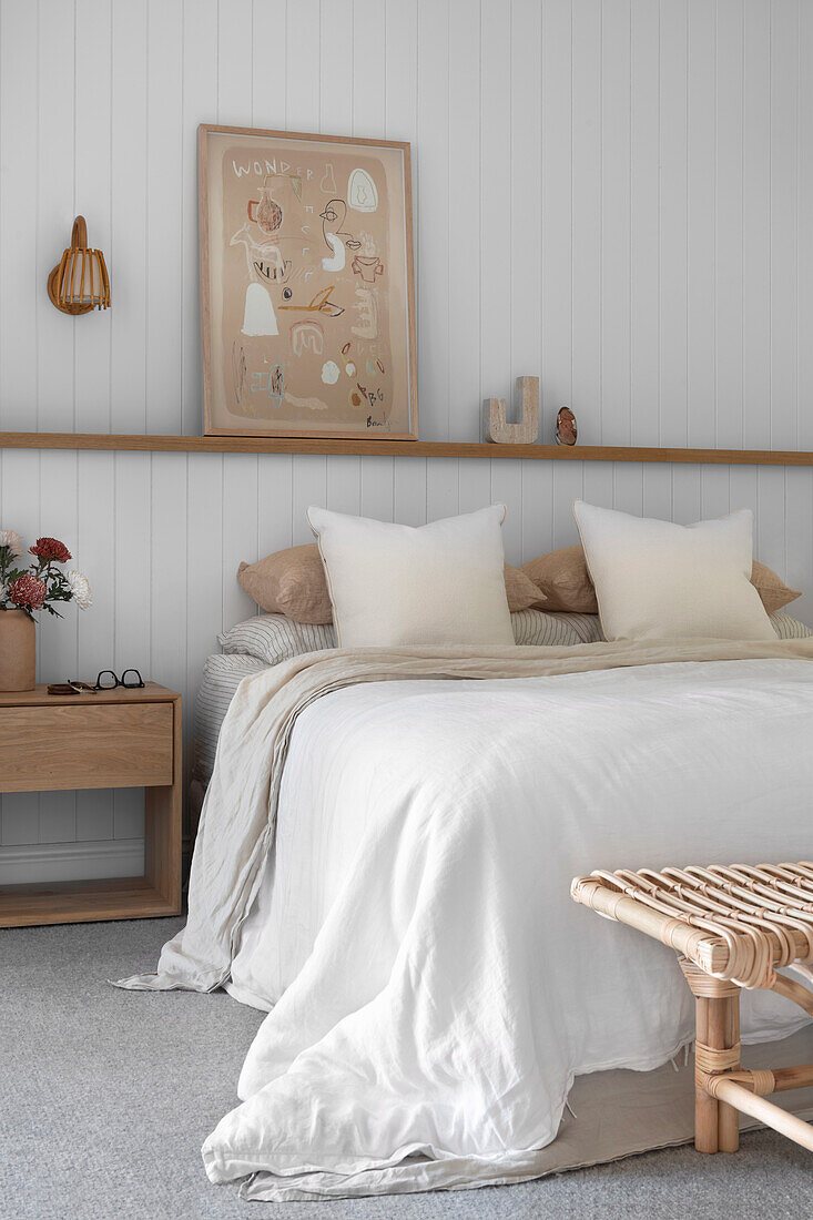 Doppelbett mit Leinen-Tagesdecke in weißem Schlafzimmer mit beige Akzenten