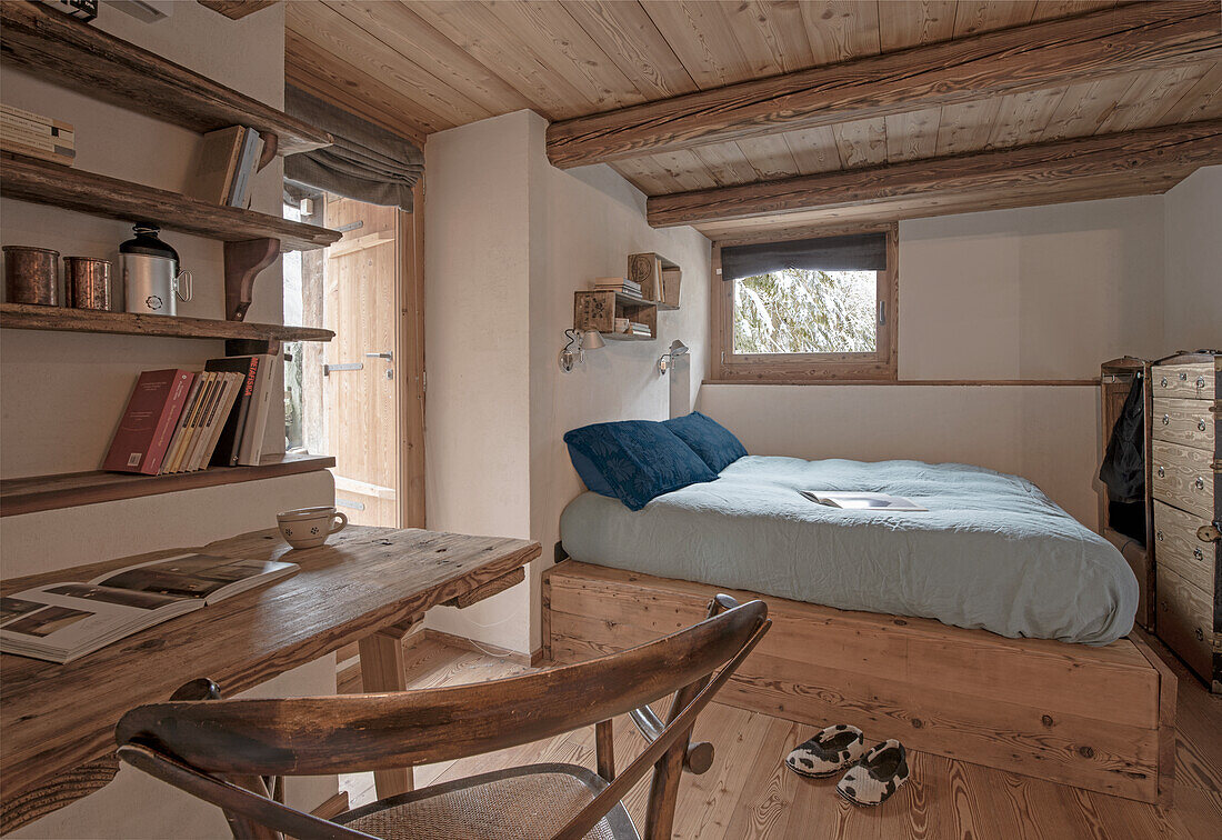 Double room with wooden work area