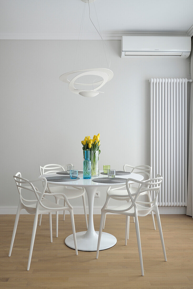 Klassiker Tisch mit weißen Designerstühlen