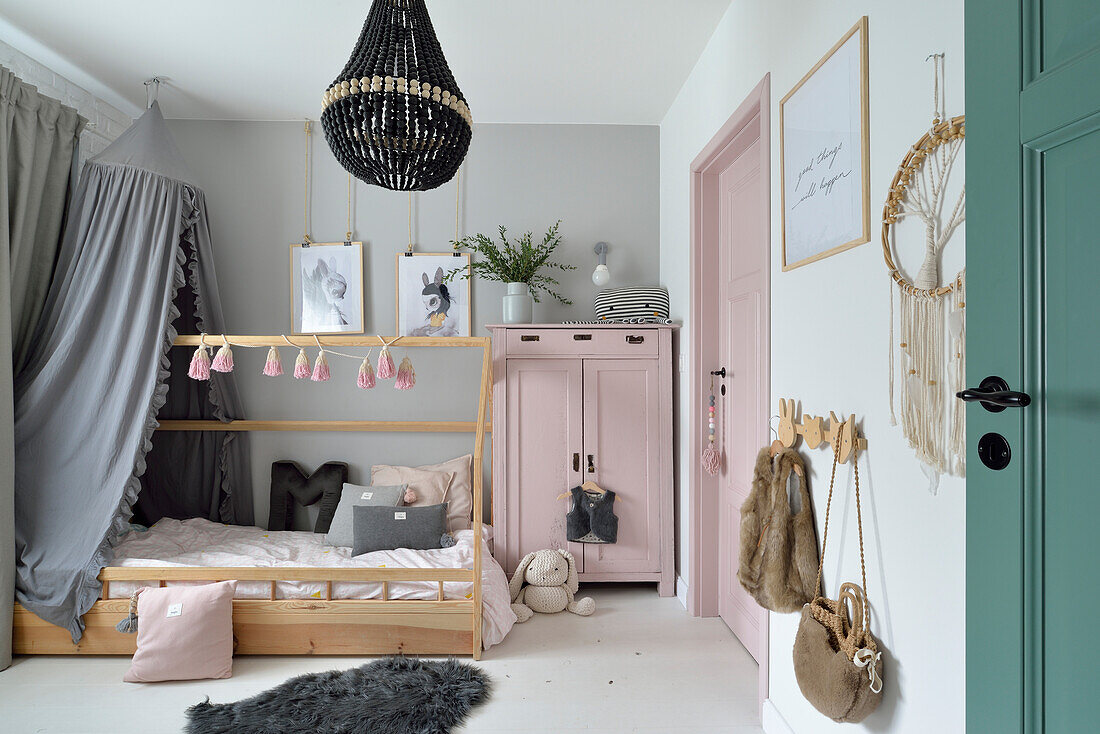 Girls' bedroom with accessories in pink and grey